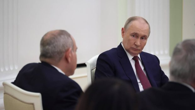 Vladimir Putin și-a mobilizat toate serviciile secrete ca să dărâme conducerea unei țări care vrea să se apropie de Uniunea Europeană și Statele Unite