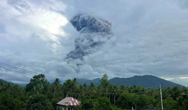 Momentul în care un vulcan din Indonezia erupe și aruncă un nor de cenușă la 10 km în aer, ucigând trei persoane