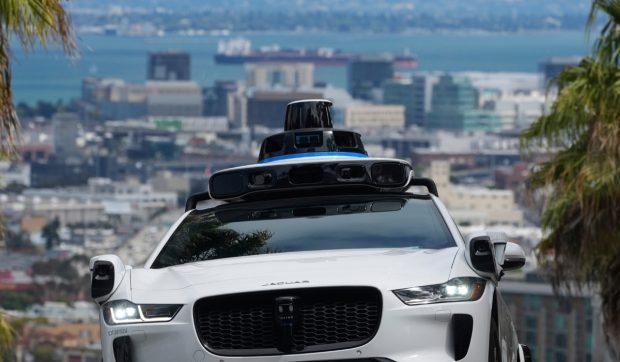 Waymo retrage mii de robotaxiuri în SUA după un incident cu un vehicul luat de ape pe o șosea inundată