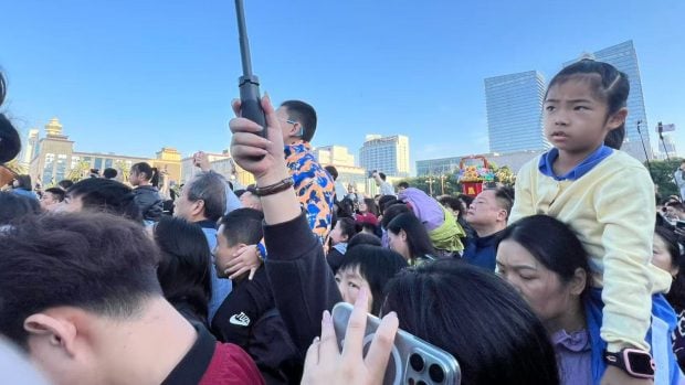 1 Mai muncitoresc în China. Patriotism la ora cinci dimineața în orașul unde s-a tras primul foc al revoluției chineze