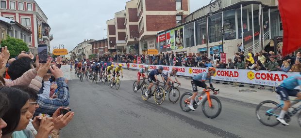 Sute de români au venit să-l vadă pe Jonas Vingegaard la Veliko Tarnovo. Cine a câștigat etapa a doua din Bulgaria, după căzătura masivă din final