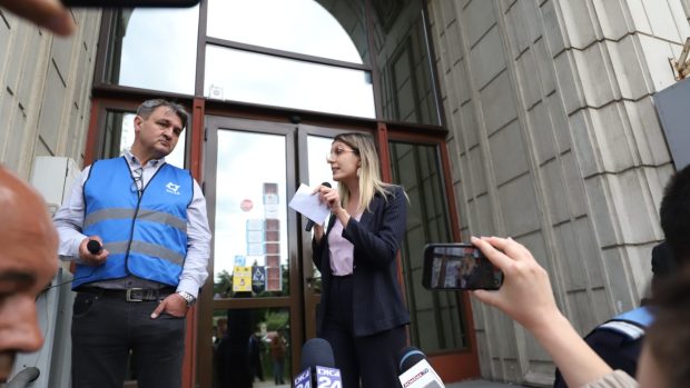 Diana Buzoianu i-a luat tare pe sindicaliștii din fața ministerului Mediului: „Nu se mai poate cu pile și corupție! Șefii voștri v-au blocat contractele!”