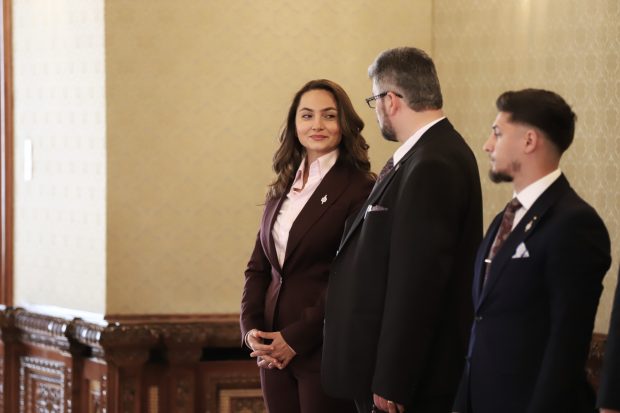 Adrian Veștea caută susținere și de la extremiști pentru învestirea Guvernului: premierul desemnat i-a chemat la negocieri pe Anamaria Gavrilă (POT) și pe parlamentari din PACE