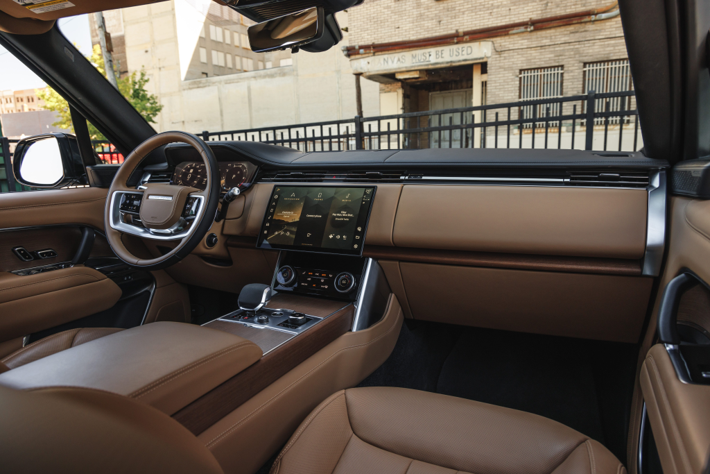 Am condus un Range Rover V8 prin Bran. Cum de SUV-ul britanic încă joacă într-o ligă proprie, la preț de 200.000 de euro