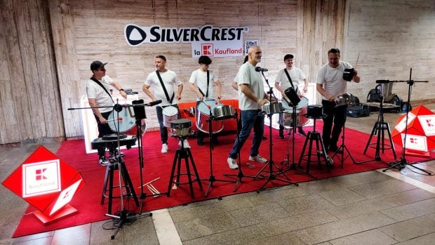 Damian Drăghici a creat un concert improvizat cu produse Silvercrest în metroul din București