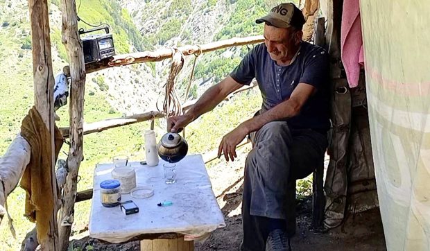 Viața Solitară la Altitudine: Povestea Bărbatului care Trăiește de 40 de Ani în Confruntarea cu Urșii și Lupii din Munții Turciei
