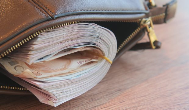 Ce a făcut un bărbat care a găsit o geantă cu 9.000 de euro 