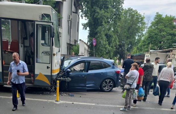 Coliziune între două mașini și un tramvai pe Barbu Văcărescu, fără victime, dar cu blocaje în circulație