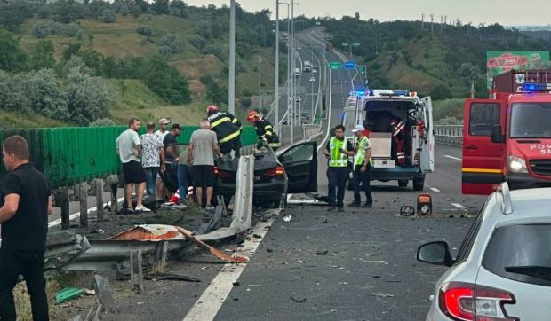 Trei persoane rănite într-un accident grav pe Autostrada A2, la Cernavodă; elicopter SMURD intervenit pentru salvare