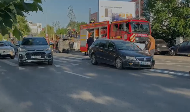 Dubă răsturnată pe șoseaua Sisești din București în urma unui accident rutier