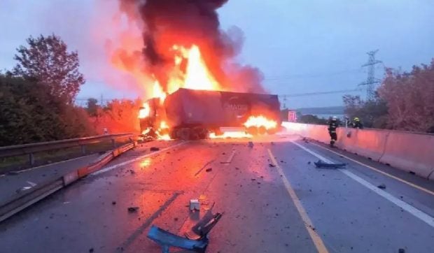 Tragedie pe autostrada D2 din Cehia: Doi șoferi de TIR au murit într-un incendiu după un accident grav