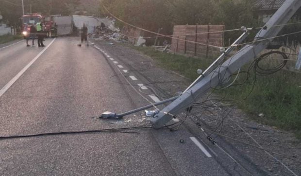 Un șofer de TIR a făcut prăpăd pe o șosea din Neamț: s-a răsturnat cu camionul, a rupt doi stâlpi, o țeavă de gaz și două garduri