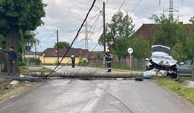 Impact violent în Cluj: un șofer din Timiș a doborât un stâlp de beton, rănind un copil de 9 ani