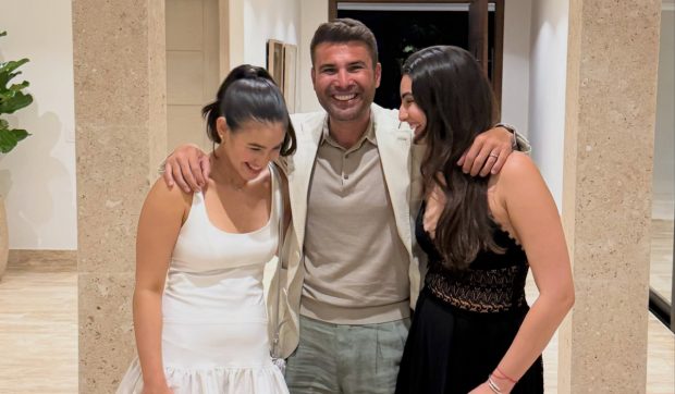 Maya, fiica lui Adrian Mutu, sărbătorită la absolvirea facultății în prezența tatălui și a familiei