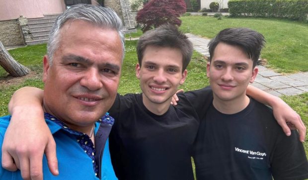 La ce facultate studiază fiul cel mare al lui Adrian Veștea: „Sunt mândru de tatăl meu”. Mezinul familiei se pregătește de Bacalaureat