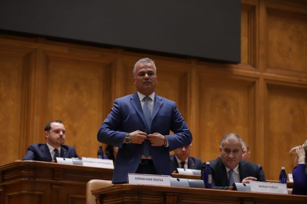 Negocieri tensionate și impas la votul pentru Guvernul Veștea: PSD și grupul Veștea din PNL nu au reușit să obțină sprijinul AUR