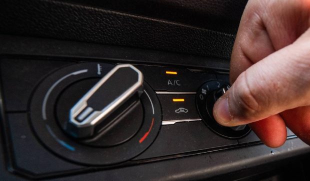 Pericole ascunse în mașină la temperaturi ridicate: obiectele care pot exploda sau deveni toxice