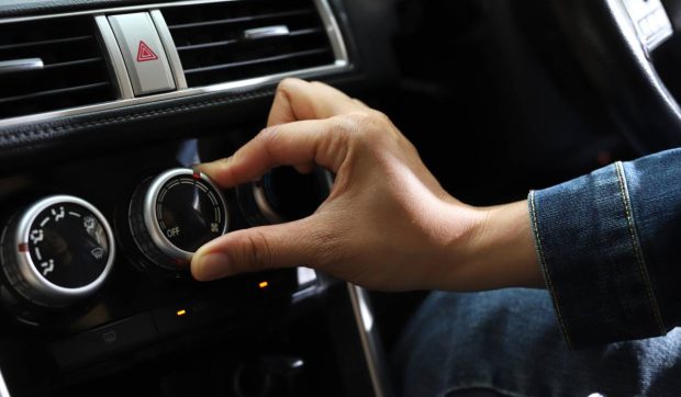 Butonul esențial care răcește mașina mult mai rapid în zilele toride, dar pe care mulți șoferi îl subestimează