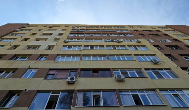 Amenzi de până la 5.000 de lei pentru evacuarea necorespunzătoare a apei de condens de la aparatele de aer condiționat în blocuri