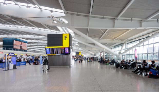 Aeroporturile europene se confruntă cu aglomerații și întârzieri majore după introducerea noului sistem de control la frontiere
