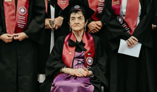 La 90 de ani, Amalia Tușa devine cea mai vârstnică absolventă din România, finalizând studiile la Teologie în Cluj