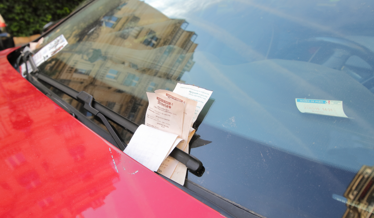 Poza pentru articolul O tânără s-a trezit cu amenzi de parcare și datorii de aproape 5.000 de euro, deși nu avea mașină sau permis de conducere