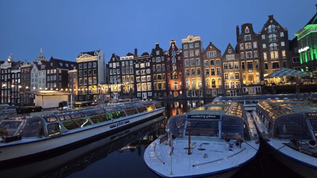 Amsterdam e atât de supărat pe turiști, încât vrea să închid
