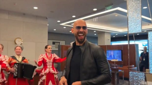 Andrew și Tristan Tate au fost primiți cu pâine și sare în Rusia. Cei doi frați sunt anchetați pentru trafic de persoane și viol