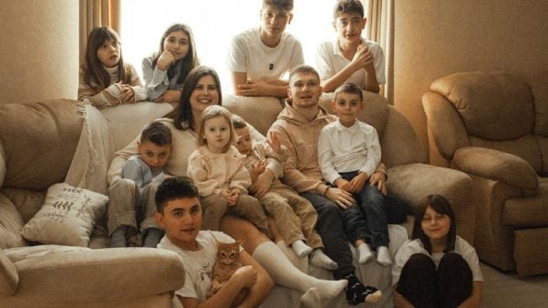 La 23 de ani, tânăra familie Vidiuk crește 10 copii, dintre care 9 adoptați din Ucraina: „I-am născut cu inima”