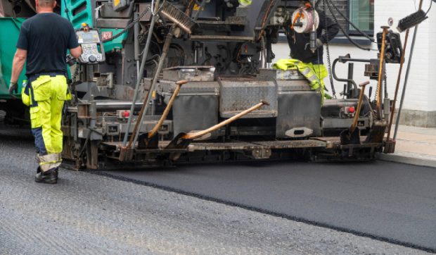Cum poți obliga Primăria, prin lege, să îți construiască drum de acces către casă,, dacă ești izolat sau mergi prin noroi. Avocatul Adrian Cuculis: „Accesul la drumul public e garantat”