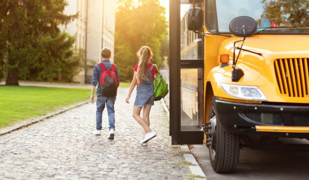 Șofer de autobuz concediat după 17 ani pentru că lăsa elevii
