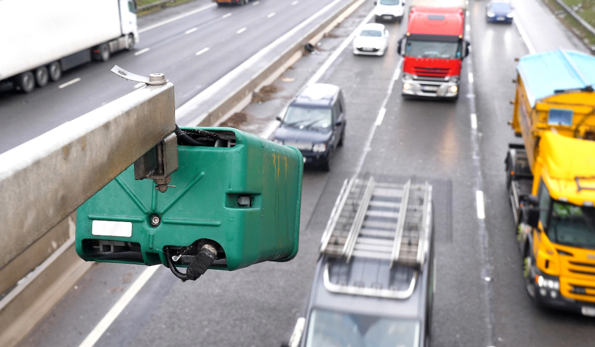 Poza pentru articolul Ce amendă primești dacă circuli singur în mașină pe banda pentru vehicule cu număr mare de pasageri. Radare speciale ca să numere ocupanții din vehicul, în Spania