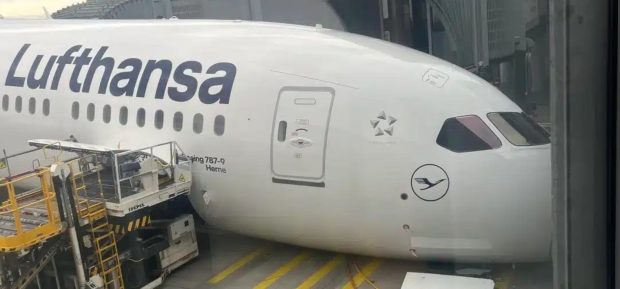 Incident la aeroportul din Frankfurt: trenul de aterizare al unui avion Lufthansa s-a rupt, cauzând răniți