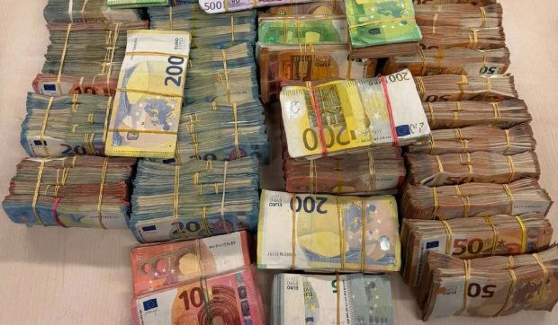 Poliția belgiană descoperă peste 690.000 de euro în numerar după oprirea unui șofer care a întors fără semnalizare