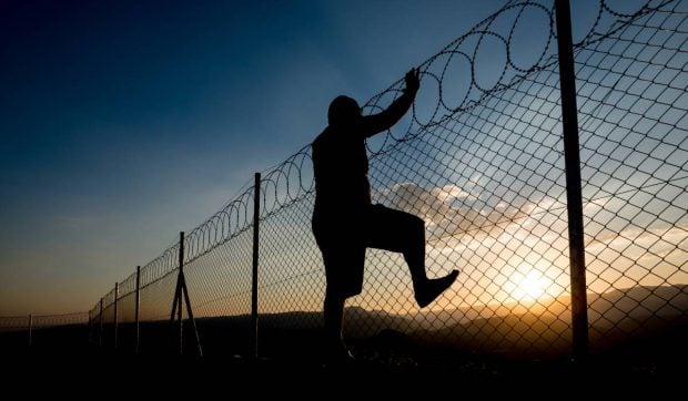 Un bărbat a evadat dintr-un centru pentru imigranți din Texas folosind o saltea de yoga, fiind prins după 24 de ore