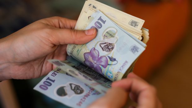 Românii și-au salvat propria țară de la retrogradarea la „junk”, dar mai avem două evaluări. Economist: „Plătim mai mult TVA, mai multă acciză”