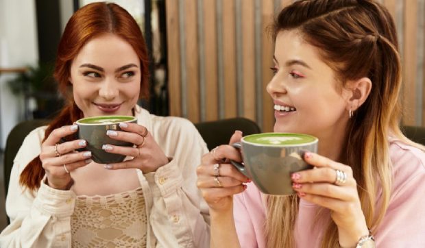 Combinația de matcha și lapte de cocos cucerește cafenelele, oferind energie și alinare pentru digestie