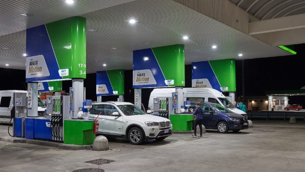 O fetiță româncă de 13 ani a fost uitată de părinți la o benzinărie din Ungaria, fiind găsită cu ajutorul comunității online