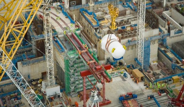 Cea mai mare macara din lume a mutat un reactor nuclear de 500 de tone cu o precizie de 40 de milimetri