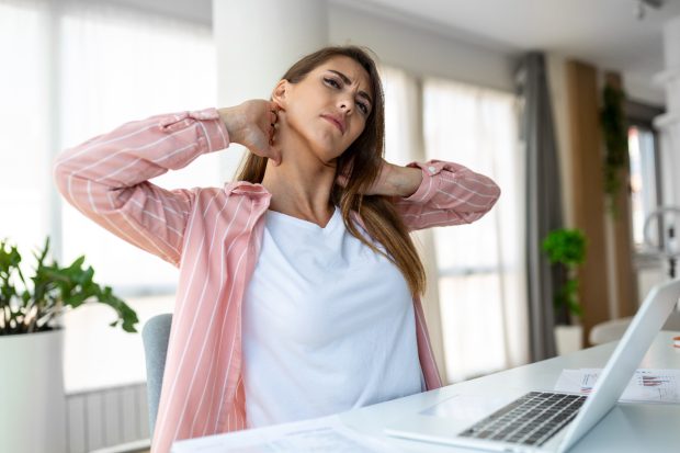 Rutina-minune de 3 minute care combate efectele statului îndelungat și reduce tensiunea corporală