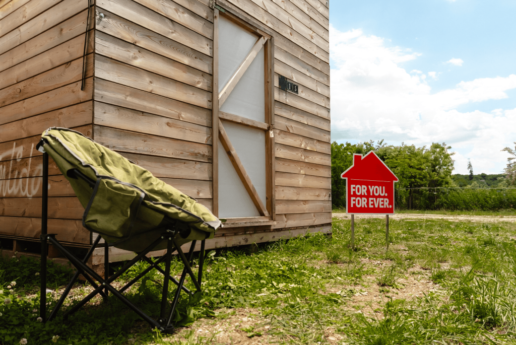 Cazare pe viață la Electric Castle. Campania „Bonțida Forever” oferă unui fan propria căsuță în camping. Cum poți câștiga