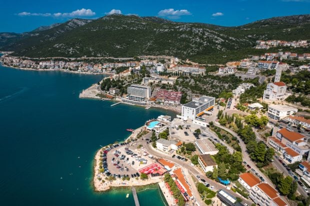 Vacanță accesibilă la malul Adriaticii: cazare de la 35 de euro și mese la prețuri avantajoase în Neum, Bosnia și Herțegovina