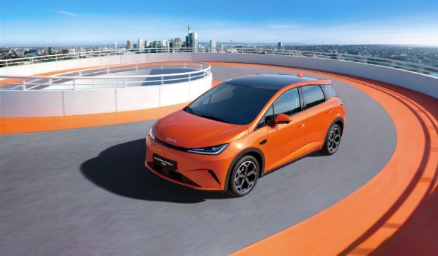 BYD lansează în România Dolphin G DM-i, un hibrid inovator cu autonomie de peste 1.000 km și consum redus