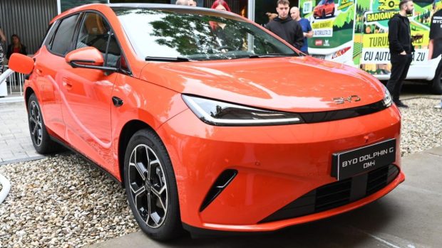 BYD a lansat în România mașina hibrid Dolphin G, cu o autonomie de 1.000 km. Cât costă autoturismul și cât consumă