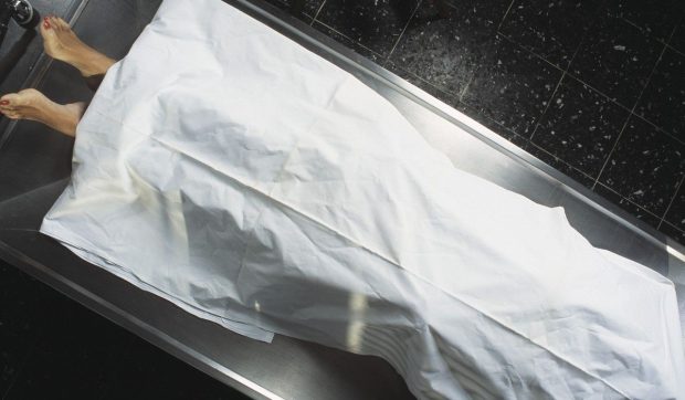 Locatarii unui bloc din Franța, nevoiți să suporte mirosul unui cadavru în descompunere din cauza lipsei medicului legist