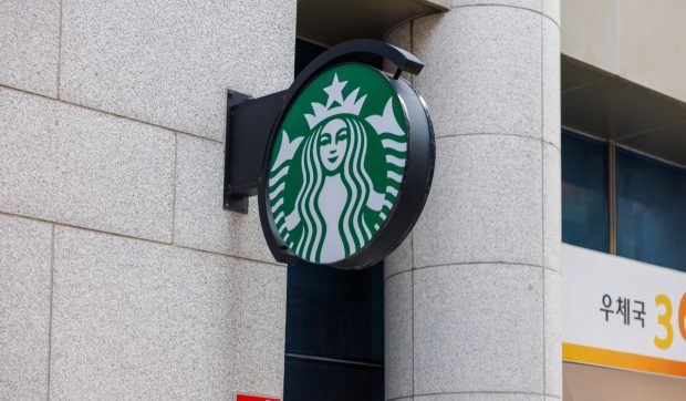 Starbucks Coreea de Sud închide toate cafenelele și trimite angajații la cursuri de istorie după un scandal major