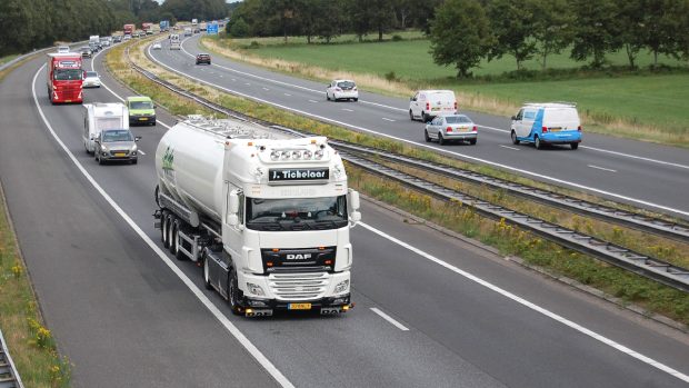 Transportatorii din Olanda vor suporta taxe de drum pe kilometru, costurile anuale putând ajunge la 360.000 de euro