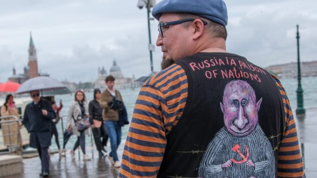 Donald Tusk califică asasinatul caricaturistului rus anti-Putin drept o execuție politică