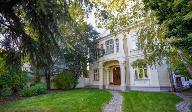 Vilă Exclusivistă în București cu Piscină Interioară, Scoasă la Vânzare pentru 6,5 Milioane de Euro