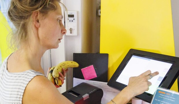 Supermarketurile mari accelerează digitalizarea și implementează tehnologii anti-furt la casele self-service